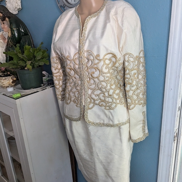 Victor Costa Elegant Cream and Gold Embroidered Jacket skirt - Picture 6 of 10